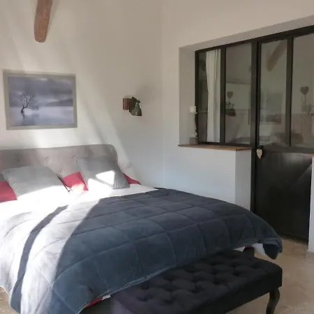 D'hotes Le Plassalou Bed & Breakfast *