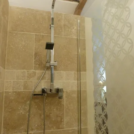 D'hotes Le Plassalou 住宿加早餐酒店 3*