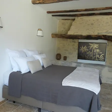 D'hotes Le Plassalou Bed & Breakfast